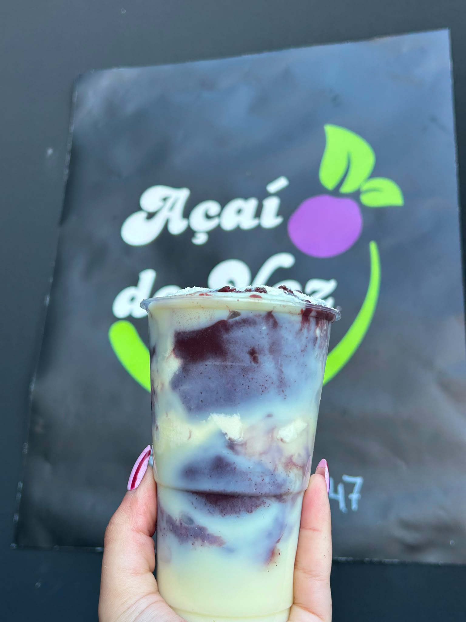 Copo de açaí com fruta e toppings