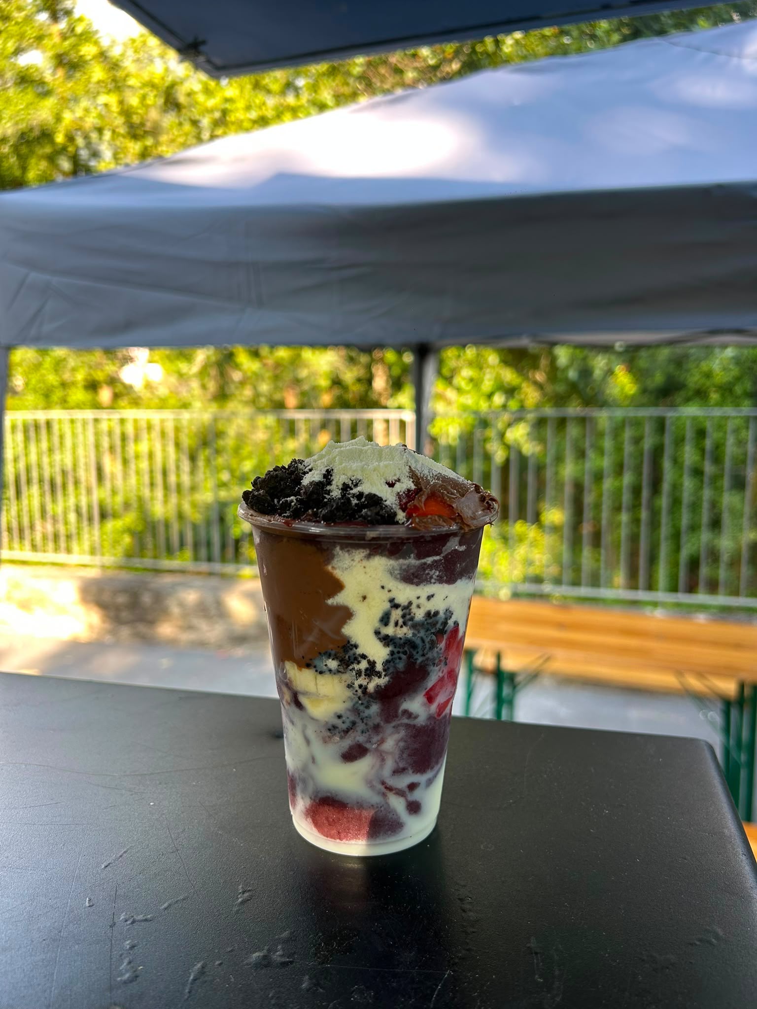 Copo de açaí servido num evento
